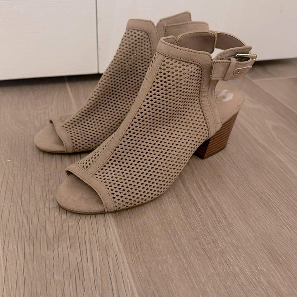 CUTE TAN HEELS